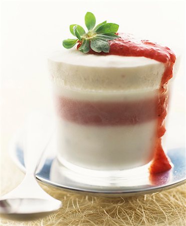 Goat's cheese semifreddo with strawberry balsamic sauce Foto de stock - Sin royalties Premium, Código: 659-03533770