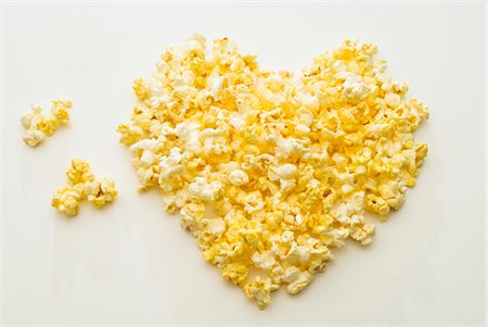 popcorn - Maïs soufflé coeur sur fond blanc Photographie de stock - Premium Libres de Droits, Code: 659-03533797