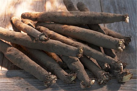 simsearch:659-03533806,k - Scorzonera (black salsify) on wooden background Foto de stock - Sin royalties Premium, Código: 659-03533806