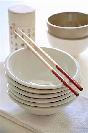 simsearch:689-03128420,k - Stack of bowls with chopsticks Fotografie stock - Premium Royalty-Free, Codice: 659-03533815