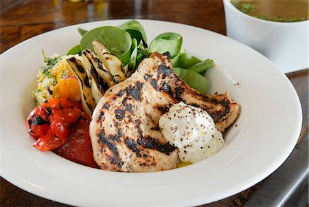 simsearch:659-06188109,k - Grilled chicken breast with corn salad and vegetables Foto de stock - Sin royalties Premium, Código: 659-03533819