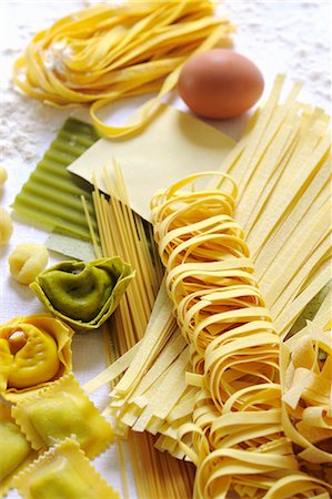 pasta type - Différents types de pâtes à base d'ingrédients Photographie de stock - Premium Libres de Droits, Code: 659-03533859