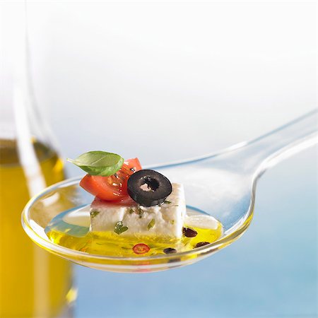 plastic tableware - Fromage feta avec tomates, olives et huile sur cuillère Photographie de stock - Premium Libres de Droits, Code: 659-03533888