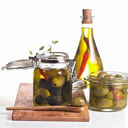 simsearch:659-03537037,k - Pickled olives in jars and a bottle of chilli oil Foto de stock - Royalty Free Premium, Número: 659-03533882