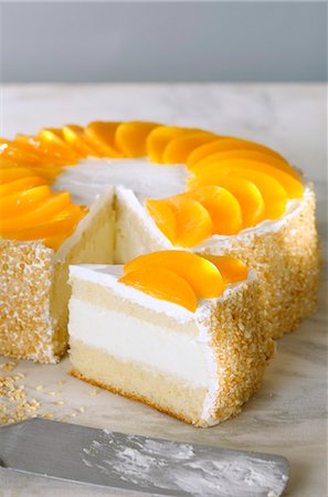 Quark cake with tinned peaches, a piece cut Foto de stock - Sin royalties Premium, Código: 659-03533891