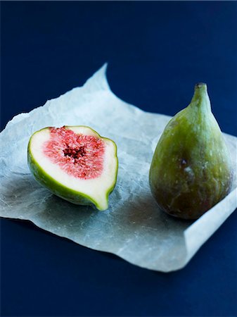 parchment - Figues entières et la moitié de la figue sur papier parchemin Photographie de stock - Premium Libres de Droits, Code: 659-03533923