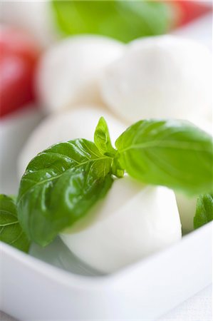 Mozzarella and basil Foto de stock - Sin royalties Premium, Código: 659-03533947