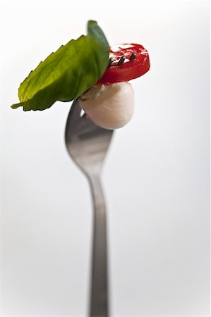 Mozzarella, tomate et basilic sur fourche Photographie de stock - Premium Libres de Droits, Code: 659-03533956