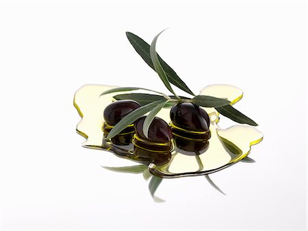 simsearch:659-02211094,k - Olives noires et le rameau d'Olivier dans l'huile d'olive Photographie de stock - Premium Libres de Droits, Code: 659-03533967