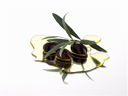 Olives noires et le rameau d'Olivier dans l'huile d'olive Photographie de stock - Premium Libres de Droits, Code: 659-03533967