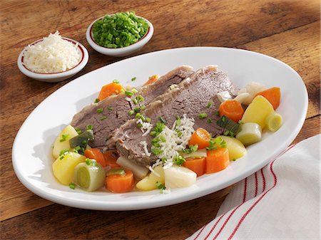 Boiled beef with vegetables, horseradish and chives Foto de stock - Sin royalties Premium, Código: 659-03533975