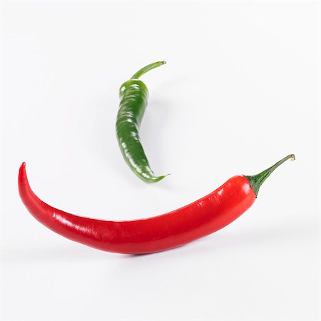 pimiento verde - One red and one green chilli Foto de stock - Sin royalties Premium, Código: 659-03533978
