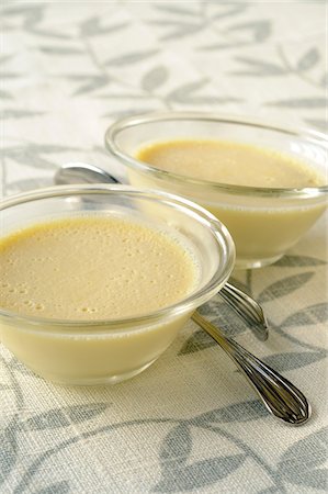 simsearch:652-07655598,k - Individual white chocolate cream desserts Foto de stock - Sin royalties Premium, Código: 652-05806638