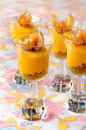 Mango-passion fruit cream dessert Foto de stock - Sin royalties Premium, Código: 652-05806660