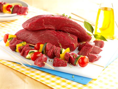 simsearch:652-03801787,k - Preparing beef brochettes Foto de stock - Sin royalties Premium, Código: 652-05806685