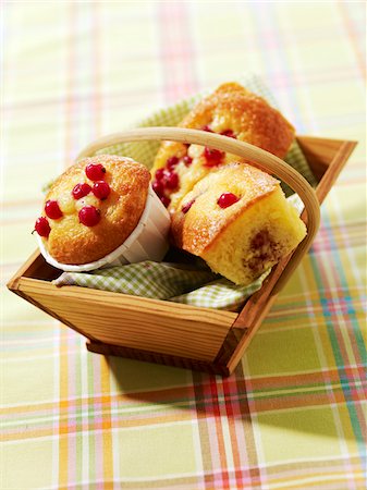 simsearch:652-05808701,k - Panier de mini gâteaux et de muffins aux fruits d'été Photographie de stock - Premium Libres de Droits, Code: 652-05806698