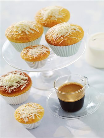 simsearch:652-05806638,k - White chocolate muffins Foto de stock - Sin royalties Premium, Código: 652-05806704