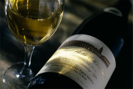 simsearch:652-05809221,k - Bottle of Château Bela Riesling Foto de stock - Sin royalties Premium, Código: 652-05806716