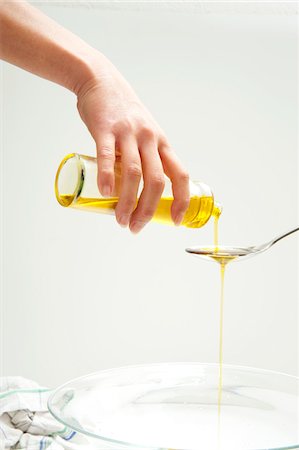 simsearch:652-03633579,k - Pouring a spoonful of olive oil Foto de stock - Sin royalties Premium, Código: 652-05806732