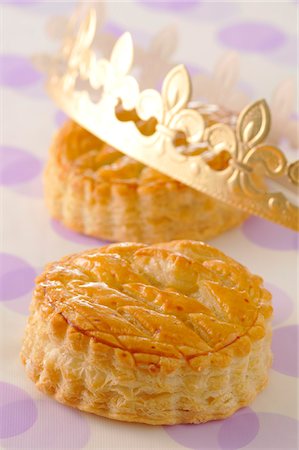 dessert no people - Individual Galettes des rois and crown Stock Photo - Premium Royalty-Free, Code: 652-05806765