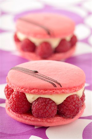 Raspberry macaroons Stock Photo - Premium Royalty-Free, Code: 652-05806769