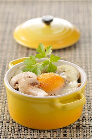 simsearch:652-06818883,k - Oeuf choyé avec champignons Photographie de stock - Premium Libres de Droits, Code: 652-05806778
