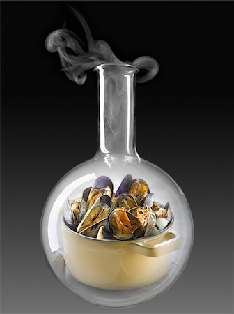 simsearch:652-03799793,k - Casserole dish of mussels in a glass chemical testing bottle Foto de stock - Sin royalties Premium, Código: 652-05806831