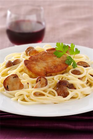 Linguini with ceps and duck Foie gras Stock Photo - Premium Royalty-Free, Code: 652-05806863
