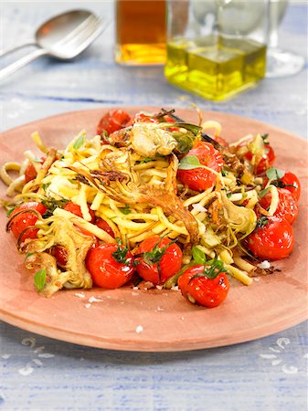 Potato pasta with cherry tomatoes and artichokes Foto de stock - Sin royalties Premium, Código: 652-05806937