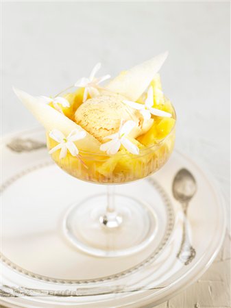 Glace vanille, ananas, melon et jasmin fleurissent dessert Photographie de stock - Premium Libres de Droits, Code: 652-05806945