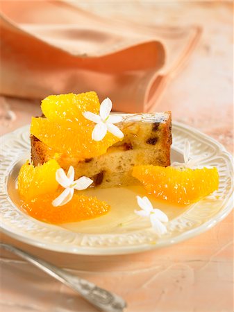 simsearch:652-03800172,k - Gâteau de fleur d'oranger et de jasmin orange avec des oranges fraîches Photographie de stock - Premium Libres de Droits, Code: 652-05806942