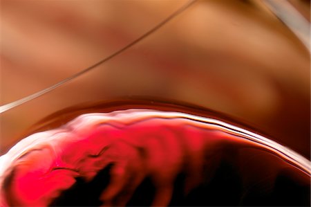 simsearch:652-07655500,k - Gros plan d'un verre de vin rouge Photographie de stock - Premium Libres de Droits, Code: 652-05807025