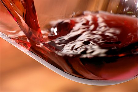 simsearch:652-03802344,k - Pouring a glass of red wine Foto de stock - Sin royalties Premium, Código: 652-05807023