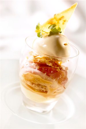 simsearch:652-05807088,k - Dish of apple tatin tartlette and vanilla ice cream Foto de stock - Sin royalties Premium, Código: 652-05807088