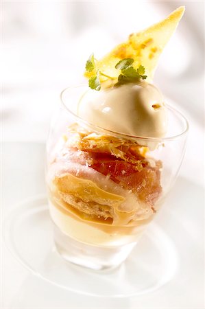 simsearch:652-03801833,k - Dish of apple tatin tartlette and vanilla ice cream Foto de stock - Sin royalties Premium, Código: 652-05807088