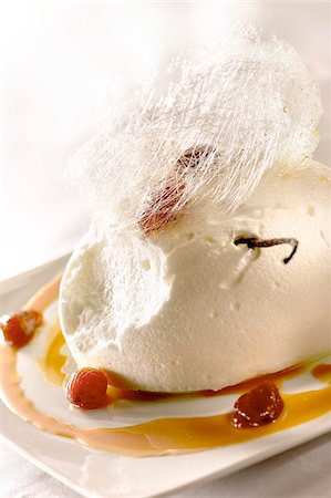 Mousse de noix de coco au caramel et raisins secs Photographie de stock - Premium Libres de Droits, Code: 652-05807083