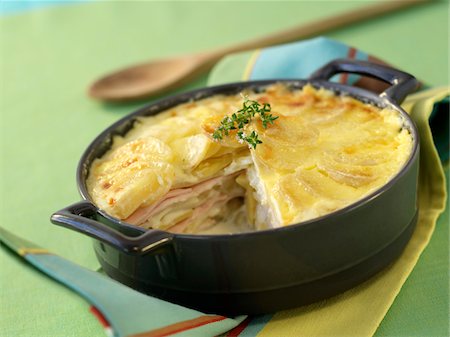 simsearch:652-05807341,k - Gratin dauphinois Photographie de stock - Premium Libres de Droits, Code: 652-05807096