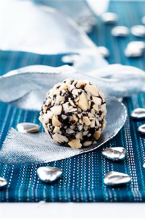 simsearch:652-03804341,k - Chocolate and almond truffle Foto de stock - Sin royalties Premium, Código: 652-05807129