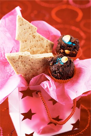 simsearch:825-07649104,k - Spicy Christmas cookies,chocolate and macadamia muffins Stock Photo - Premium Royalty-Free, Code: 652-05807122