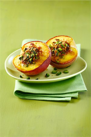 peaches in half - Roast peches with Spéculos and pistachios Stock Photo - Premium Royalty-Free, Code: 652-05807137