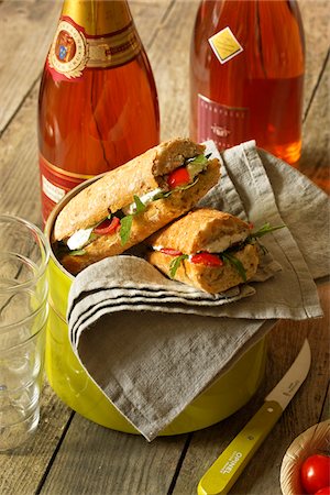 simsearch:825-02307375,k - Sandwichs et bouteilles de vin pour un pique-nique Photographie de stock - Premium Libres de Droits, Code: 652-05807167