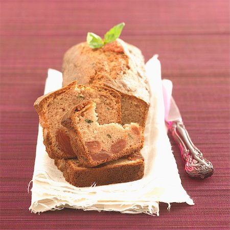 simsearch:652-05807506,k - Gâteau aux fraises et au basilic Photographie de stock - Premium Libres de Droits, Code: 652-05807193