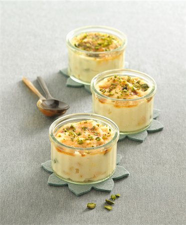 ramekin - Apricot and pistachio semolina pudding Stock Photo - Premium Royalty-Free, Code: 652-05807203