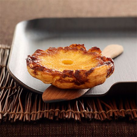 simsearch:652-05807088,k - Pineapple and honey tatin tart Foto de stock - Sin royalties Premium, Código: 652-05807227