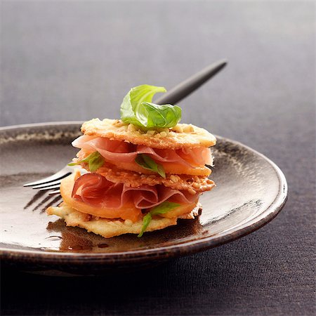 simsearch:652-03800649,k - Melon et jambon cru mille-feuille avec sauce au Porto Photographie de stock - Premium Libres de Droits, Code: 652-05807246