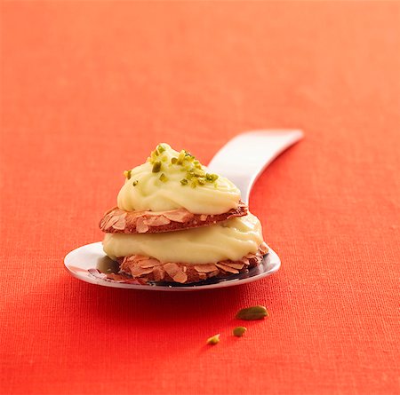 simsearch:652-05807432,k - Mille-feuille de mousse de pistache et biscuit aux amandes tuile Photographie de stock - Premium Libres de Droits, Code: 652-05807240
