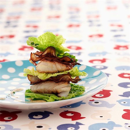 simsearch:652-03634530,k - Cod,steaky bacon and cabbage Mille-feuille Foto de stock - Sin royalties Premium, Código: 652-05807243