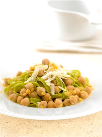 Green tagliatelle and chickpea salad Foto de stock - Sin royalties Premium, Código: 652-05807275