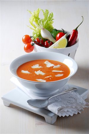 Gaspacho avec flocons de parmesan Photographie de stock - Premium Libres de Droits, Code: 652-05807289