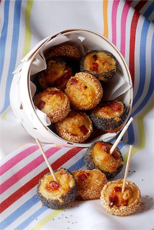 simsearch:652-03802660,k - Small bacon and cheese flaky rolls with sesame and poppyseeds Foto de stock - Sin royalties Premium, Código: 652-05807290